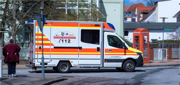 Ein bundesweit verbindliches Echtzeit-Monitoring von Krankenhauskapazitäten für den Rettungsdienst hält der GKV-Spitzenverband in seinen Reformüberlegungen für notwendig.