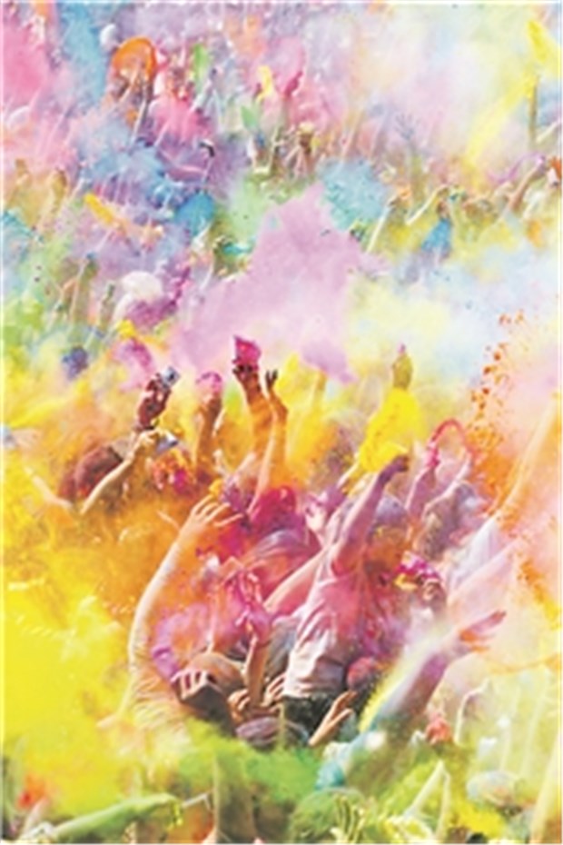 Bunt und gefährlich? Ein bunter Reigen: Holi-Fest-Besucher werfen Gulal-Pulver in die Luft. Ist das gesundheitsschädlich?