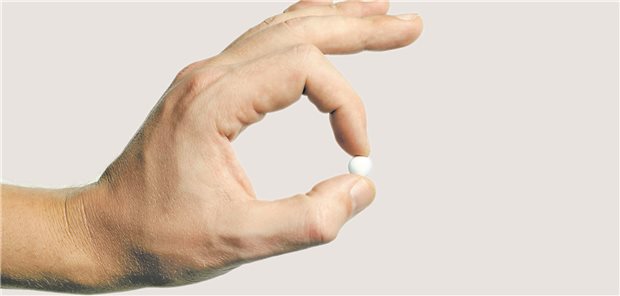 Eine Hand hält eine Tablette