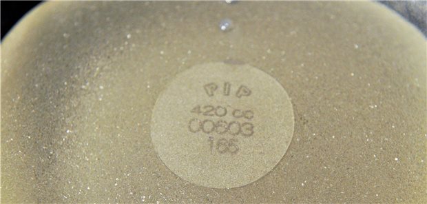 Nach EuGH-Urteil bleibt wenig Hoffnung auf Schadenersatz für Brustimplantate Ein defektes Silikonkissen der französischen Brustimplantate-Firma Poly Implant Prothese (PIP) nach der Entfernung aus der Brust einer Patientin zu sehen. (Archivbild)