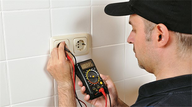 Handwerker für die Praxis - rund um die Uhr Ein defektes Stromkabel - wer einen Wohnungsschutzbrief hat, dem wird ein Handwerker vermittelt.