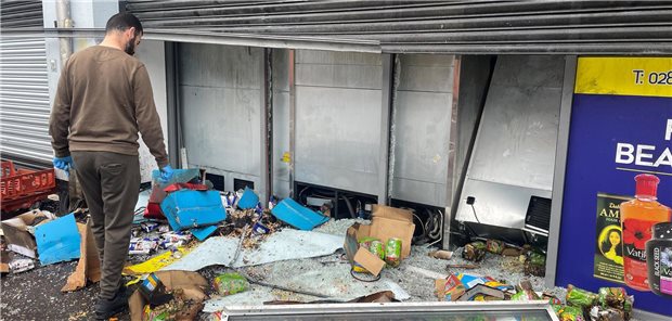 Ein durch ein Feuer schwer beschädigter Supermarkt in der Donegall Road im Süden von Belfast.