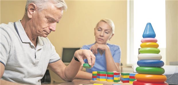 Ein eher altes Verfahren mit Holzklötzchen zur Rehabilitation nach einem Schlaganfall
