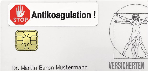 Ein einfacher Sticker „Stop Antikoagulation!“ vermittelt die wichtige Information für die Kollegen und vor allem für Notärzte.