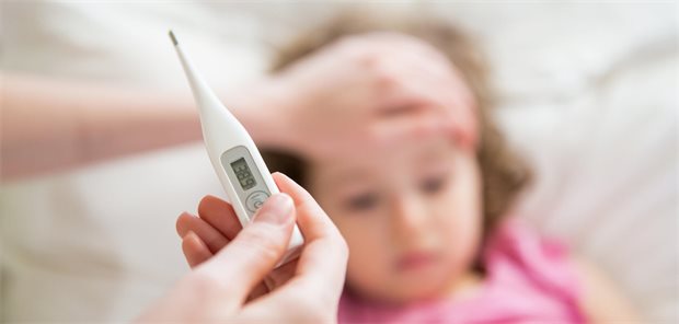 Kindliche Fieberkrämpfe: Wann Entwarnung möglich ist und wann nicht Kleinkind mit Fieber