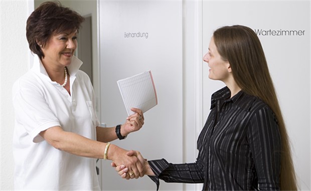 Ein freundlicher Empfang in der Praxis ist besonders auch bei schwierigen Patienten wichtig.