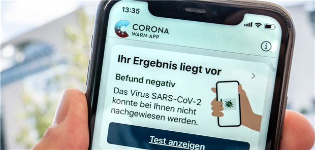 Über 300.000 Laborergebnisse per Corona-Warn-App übermittelt Ein für einen Reiserückkehrer durchgeführter Corona-Test wird auf dem Display eines iPhones in der Corona-Warn-App als ·negativ· dargestellt. Herkömmliche Meldewege soll die App aber nicht ersetzen.