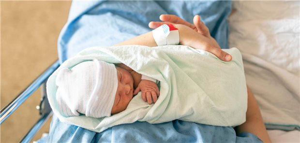 Ein gesundes Neugeborenes: Ergebnisse mehrerer Studien lassen vermuten, dass niedrige Serumfolatspiegel mit kongenitalen Herzfehlern bei Säuglingen assoziiert sind.