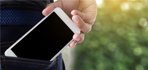 Ein gewöhnliches Smartphone mit Kamera plus eine Herzrhythmus-App: Auf diese Weise lässt sich der Herzrhythmus regelmäßig überprüfen.