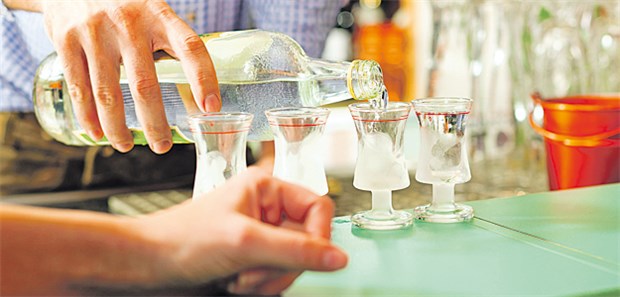 Patienten unterschätzen eigenen Alkoholkonsum Ein großer Teil der alkoholhaltigen Getränke wird bei Feiern und anderen speziellen Anlässen konsumiert.