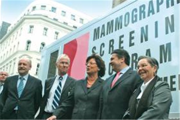 Mamma-Screening jetzt fast überall "Ein guter Tag für Frauen" - Bundesgesundheitsministerin Ulla Schmidt gestern vor einem der 34 Mammobile in Berlin.