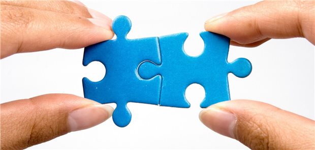 Zwei Puzzelteile greifen ineinander