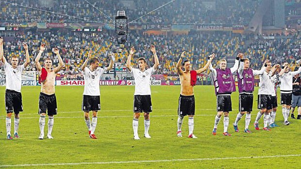 "Ich habe gedacht, eine Chance kriegst du noch" Ein hart erkämpfter Sieg: Die Spieler der deutschen Nationalmannschaft freuen sich nach dem Abpfiff.