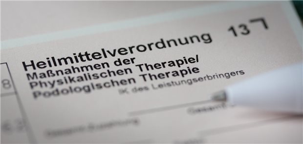 Eine Heilmittelverordnung liegt auf dem Tisch.