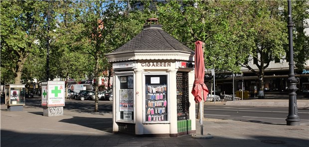 Tabakläden verführen Jugendliche nicht zum Rauchen Ein historischer Kiosk auf dem Kurfürstendamm in Berlin.