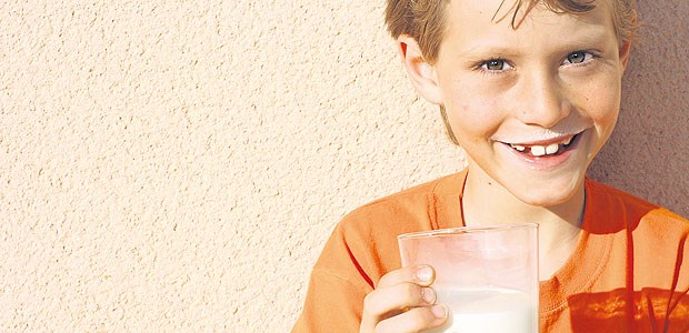 Viel Milch in der Jugend schützt später nicht vor Brüchen Ein hoher Milchkonsum in der Jugend schützt später im Alter offenbar nicht besser vor Hüftfrakturen als ein geringer Konsum?