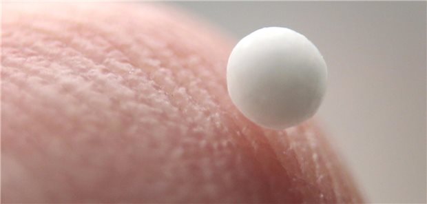 Lauterbach will Homöopathie als Satzungsleistung streichen Ein homöopathisches Globuli liegt auf einer Fingerkuppe