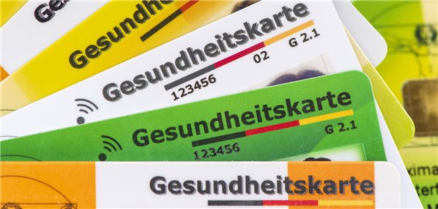Verschiedene Gesundheitskarten von Krankenversicherungen liegen zusammen.
