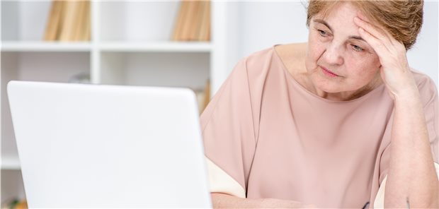 Digitale Unterstützung für Trauernde – und für Kindesmissbrauchstäter Ältere Dame mit besorgtem Gesichtsausdruck vor einem aufgeklappten Laptop.