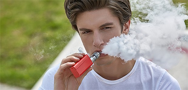 US-Behörde rät, E-Zigaretten zu vermeiden Ein junger Mann konsumiert eine E-Zigarette. In den USA sind viele jüngere Menschen unter den Lungenverletzten, die womöglich in Zusammenhang mit E-Zigaretten stehen.
