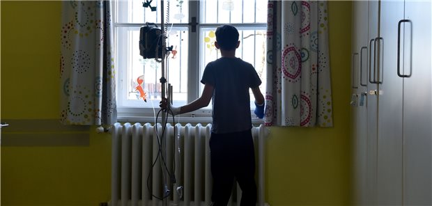 Ein junger Patient im Dr. von Haunerschen Kinderspital der Ludwig-Maximilians-Universität: Hier soll ein neues Zentrum zur Entwicklung der personalisierten Präzisionsmedizin entstehen. (Symbolbild mit Fotomodell)