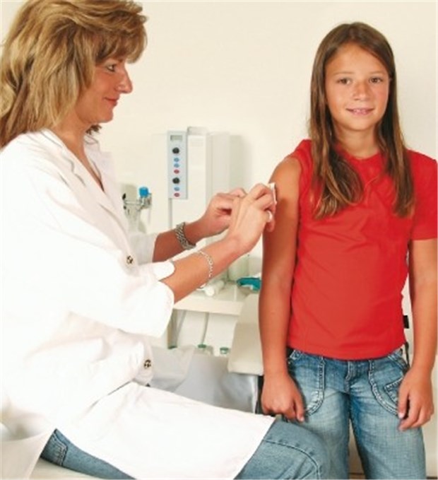 Schützt Impfung die Zervix stärker als bisher vermutet? Ein junges Mädchen wird gegen Humane Papillomaviren (HPV) geimpft.