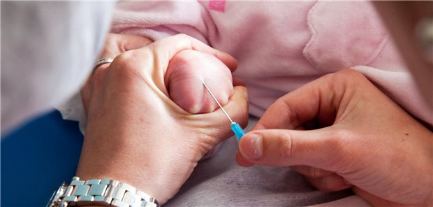 Ein kleiner Piks muss sein - doch die Schmerzbelastung lässt sich reduzieren! Wichtig ist es die Familie mit einzubeziehen. 