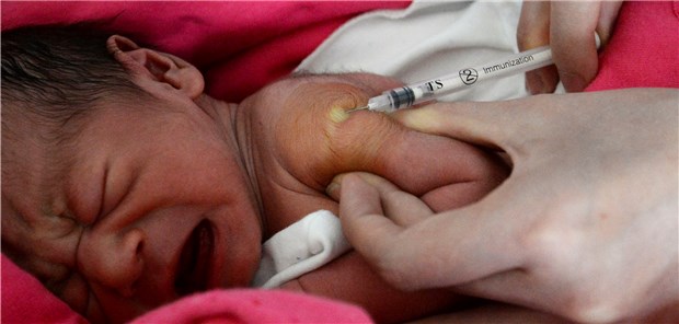 Chinas Impfstoff-Skandal weitet sich aus Ein kleines Kind weint beim Spritzen in einem Krankenhaus in der nordchinesischen Provinz Hebei: Der Impfstoff-Skanda in China zieht weitere Kreise.