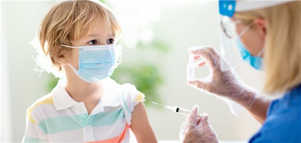 Kleines Kind wird gegen COVID geimpft: Ersten Zwischenergebnissen zufolge löst ComirnatyTextbaustein: war bei 5- bis 11-Jährigen eine robuste neutralisierende Antikörperantwort aus.