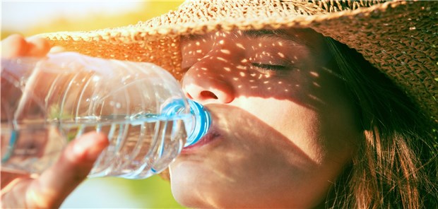 Trinken geht im Arbeitsstress oft unter Ein kräftiger Schluck Wasser. Ausreichend zu trinken, ist wichtig – gerade, wenn es so heiß ist wie zurzeit.
