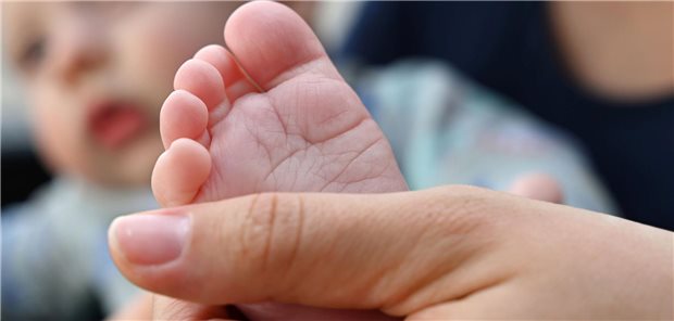 Lebenserwartung in Deutschland erreicht wieder Vor-Corona-Niveau Mutter ergreift Fuß eines Babies.