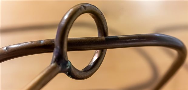 Chirurgen deutlich geschickter beim Spiel „Heißer Draht“ als andere Ärzte Ein lautes Buzz-Geräusch ertönt, wenn ein Spieler bei „Heißer Draht“ mit der Metallöse die Route aus Metall berührt. Den ein oder anderen Spielenden bringt das dazu, Schimpfwörter auszurufen.