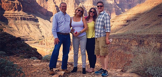 Brittany Maynard nimmt sich das Leben Ein letzter Ausflug mit den Liebsten: Brittany Maynard (2. von rechts.) besuchte vor Kurzem mit ihrem Ehemann Dan (rechts) sowie ihrer Mutter und ihrem Stiefvater den Grand Canyon. Einer der vielen Wünsche, den sie sich vor ihrem Freitod noch erfüllen wollte.