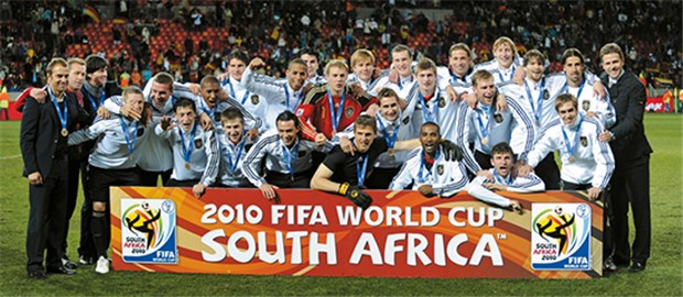 Ein letzter Jubel nach einem spielerisch starken Turnier: Die deutsche Mannschaft feiert den dritten Platz in Südafrika.