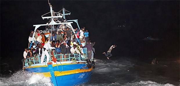 "Humanitäre Krise" im zentralen Mittelmeer Ein mit Flüchtlingen überladenes Boot vor Lampedusa: Die Situation für die Seenotrettungsdienste wird zunehmend schwieriger.