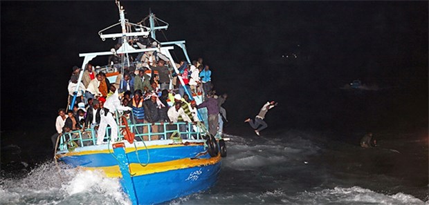 Hilfe auch in Seenot Ein mit Flüchtlingen überladenes Boot vor Lampedusa. Seit 2015 sind rund 20 Boote von Nichtregierungsorganisationen auf dem Mittelmeer unterwegs, um Flüchtlinge aus Seenot und vor dem Ertrinken zu retten.