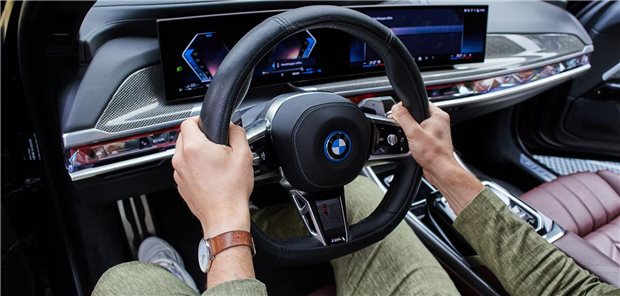 Neue Studie: Wie ein Auto einen Schlaganfall erkennen soll Ein mit einem speziellen leitfähigen Leder bezogenes Lenkrad ist in einem sensorischen Studienfahrzeug verbaut. Das Fahrzeug soll mithilfe von Sensorik unter anderem die Vitalparameter des Fahrers erfassen.