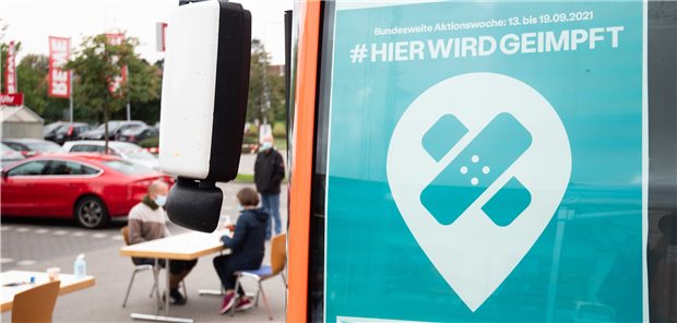 Experten fordern: Ärzte sollten Ungeimpfte aktiv ansprechen Ein mobiler Impfbus steht zum Auftakt der Impfwoche gegen SARS-CoV-2 auf einem Supermarktparkplatz in der Region Hannover.