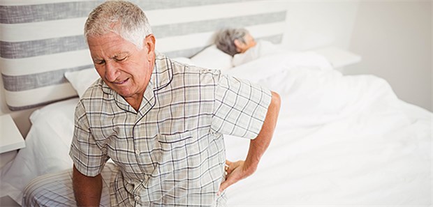 Alte Männer mit Kreuzweh – Ist es eine Wirbelfraktur? Ein möglicher Grund für Rückenschmerzen: Bei Männern werden weniger als 15 Prozent aller neu aufgetretenen Wirbelkörperfrakturen diagnostiziert.