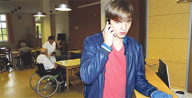 Herausforderung für Jung und Alt Ein neuer Auftrag, Koordination per Handy: Ruben Klein organisiert selbst, wann er welchen Patienten zum Arzt fährt.