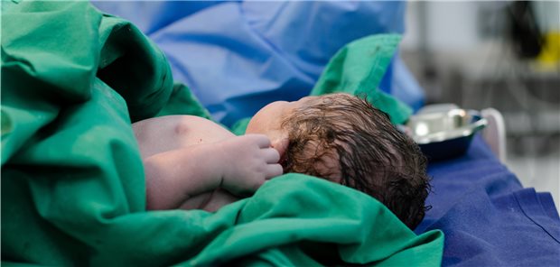 Coronavirus rechtfertigt keine Kaiserschnitte! Ein neuer Erdenbürger. Bei einer natürlichen Geburt bestehen für Mutter und Kind die wenigsten Risiken, betonen Gynäkologen.