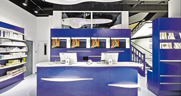 Ein neuer Trend: Eine Reihe flacher Monitore ersetzt die komplette Sichtwahl hinter dem HV-Tisch, wie hier in der Offenbacher Schwanen-Apotheke. Logistisch interessant ist das in Kombination mit Kommissioniersystemen.