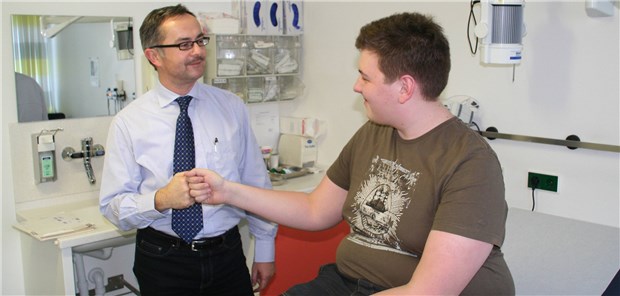 Neues Therapiekonzept für adipöse Jugendliche Ein neues Behandlungskonzept soll die Versorgung von Jugendlichen mit Adipositas verbessern. Erkenntnisse lieferte die „JA“-Studie unter der Leitung von Professor Martin Wabitsch (l.).