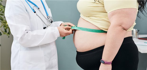 Arzt misst Bauchumfang,