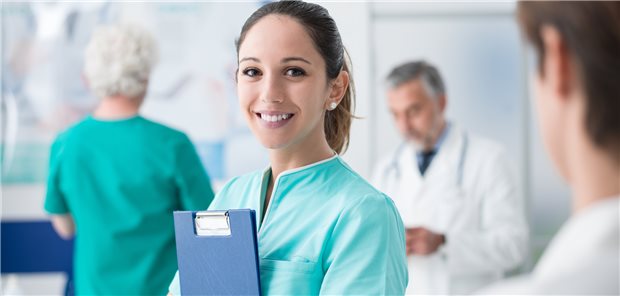 Neues Stipendium soll Anreiz liefern fürs Pflegestudium in Bayern Ein neues Stipendium soll Pflegestudenten in Bayern unterstützen. (Symbolbild mit Fotomodell)