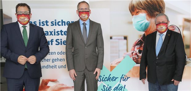 Gemeinsamer Appell für sicheren Arztbesuch Ein ordnungsgemäß geschütztes Trio verspricht Sicherheit beim Arzt: HKG-Präsident Höftberger, Sozialminister Klose und KV-Vorstandschef Dastych.