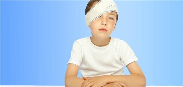Junge mit Druckverband um den Kopf