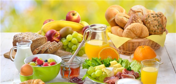 Nach dem Frühstück werden besonders viele Kalorien verbrannt Ein reichhaltiges Frühstück verhindert, dass der Körper im Laufe des Tages Hunger auf Süßes bekommt. kab-vision / stock.adobe.com