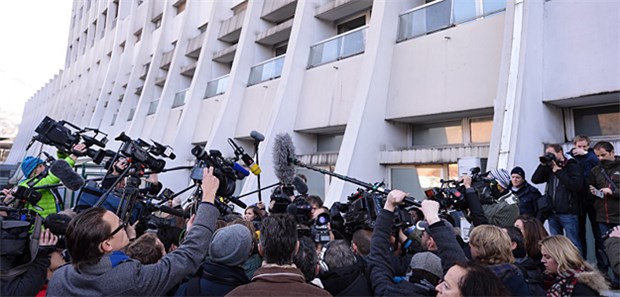 Michael Schumachers schwerster Kampf dauert an Ein riesiges mediales Interesse herrschte vor dem Centre Hospitalier Universitaire in Grenoble nach Michael Schumachers Skiunfall.