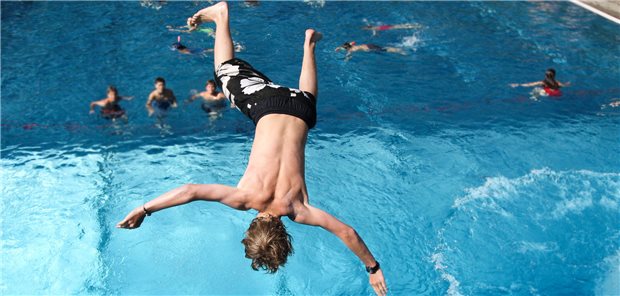 Ein schief geratener Sprung vom 10-Meter-Turm: Das kann nicht nur sehr wehtun, sondern auch die Lunge verletzen. (Symbolbild mit Fotomodell)